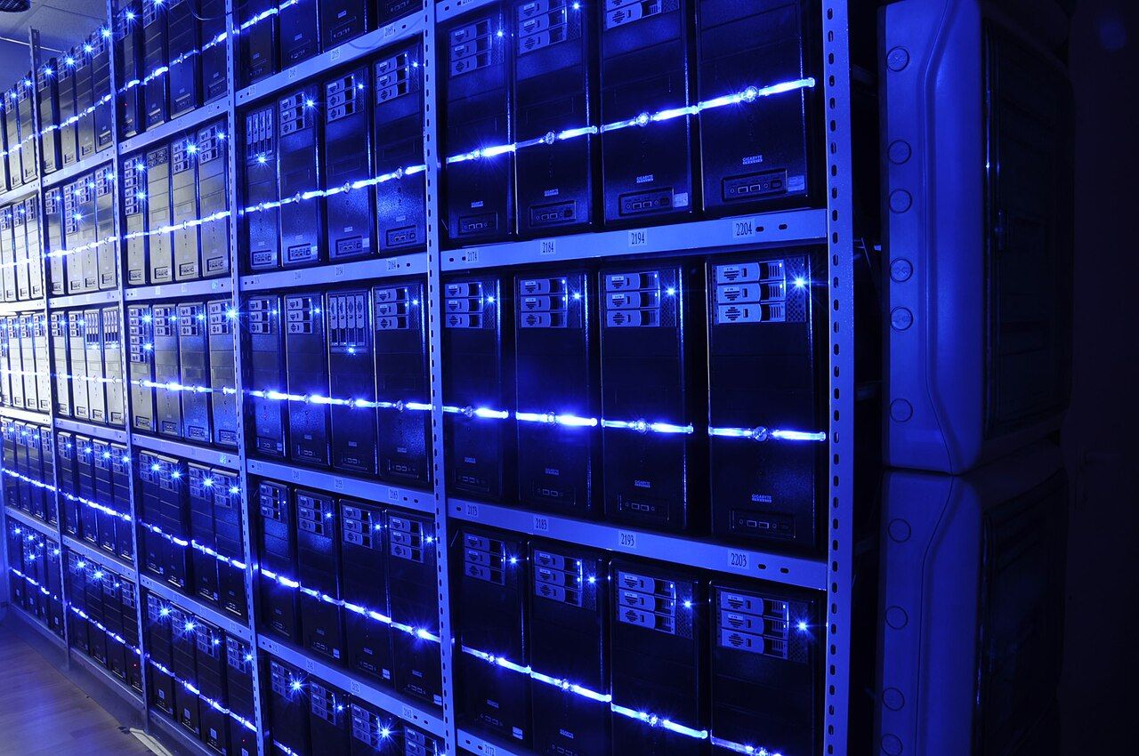 Serverraum eines Rechenzentrums mit beleuchteten Rack-Rechnern